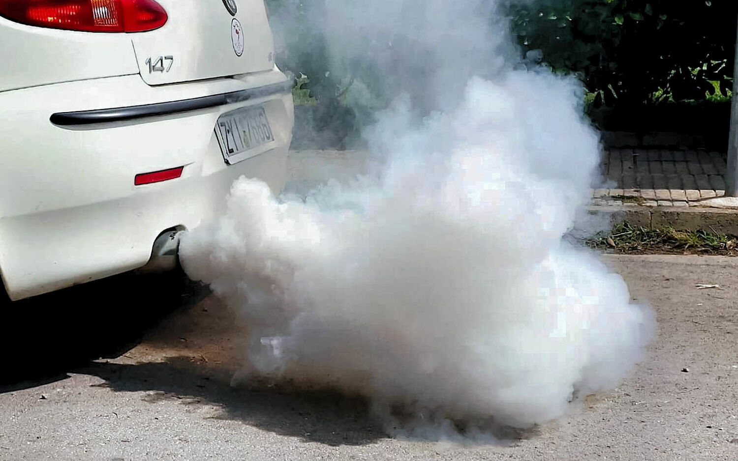 Причины и способы устранения дыма из выхлопной трубы автомобиля: белого, черного, синего, серого